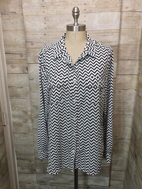 American Eagle Outfitters Black & White Zigzag Button-Up Shirt